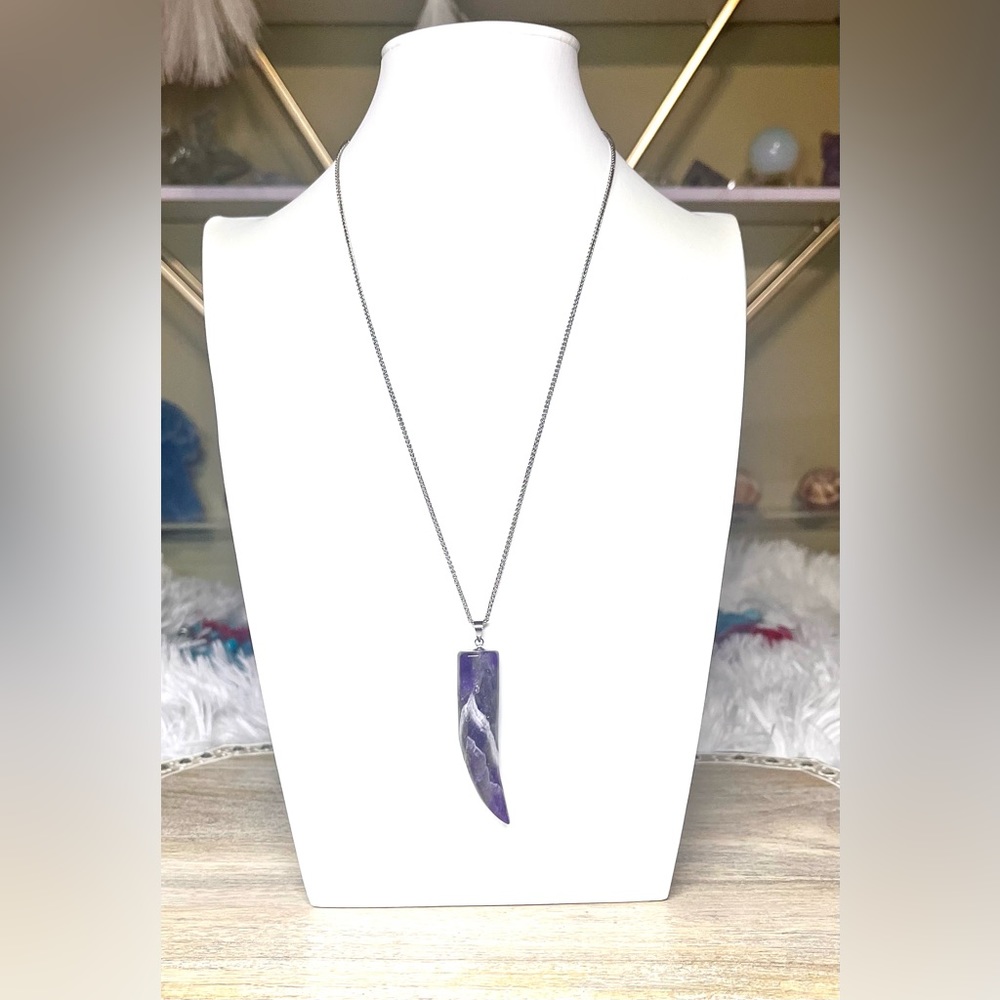 Gorgeous Dreamy Amethyst Saber-Tooth Shaped Pendant Necklace 18in.